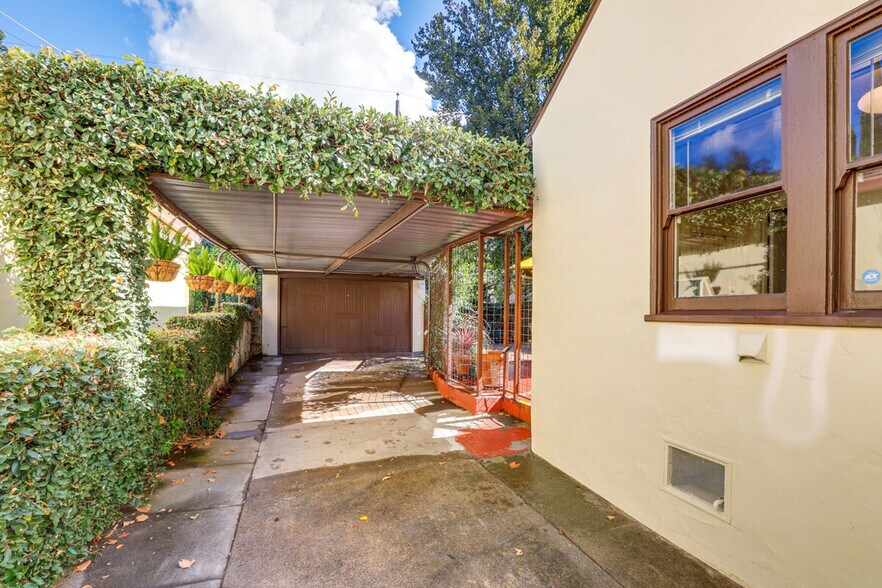 Building Photo - 2627 Land Park Dr