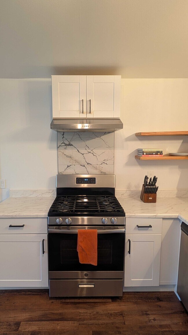 Building Photo - 405 N Cloverdale Blvd