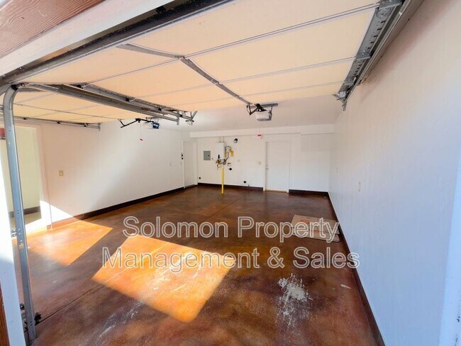 Building Photo - 2030 Broadway St