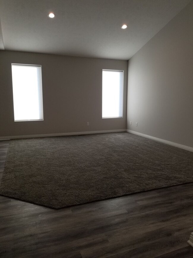 Building Photo - Daylight ranch townhome