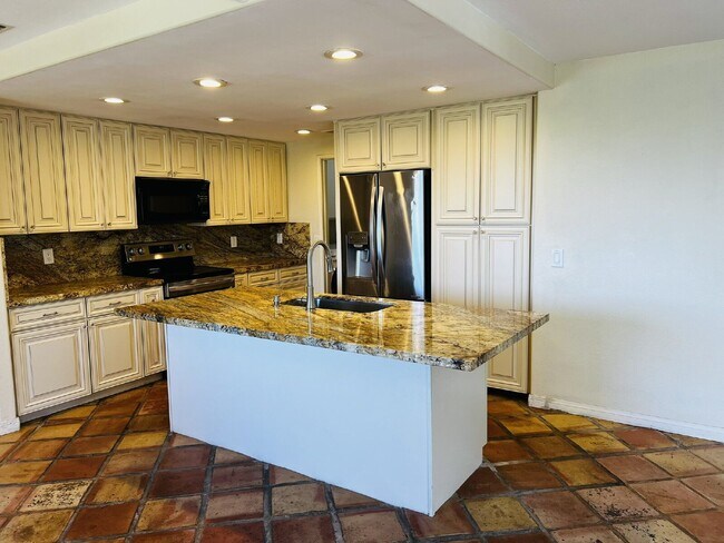 Building Photo - 3036 Avenida Christina