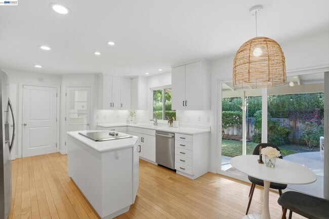 Building Photo - 2402 Royal Oaks Dr