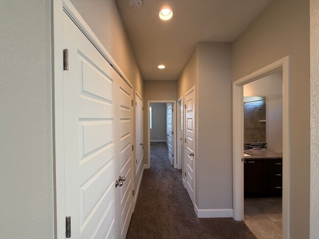 Building Photo - 3 Bedroom Townhome Near Juan Tabo Blvd SE & Four Hills!