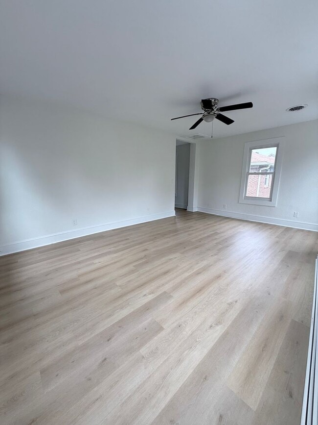 Building Photo - Gorgeous Four Bedroom Completed Upgraded