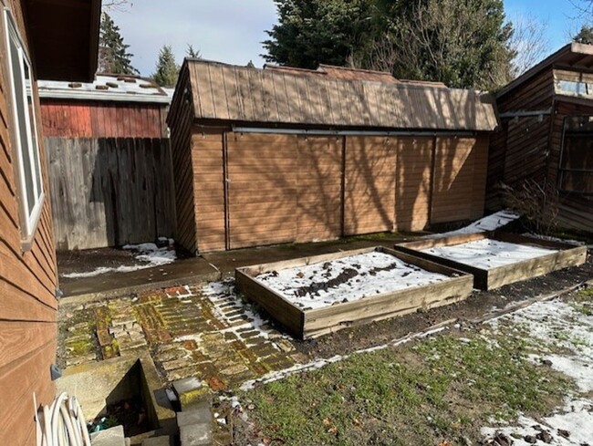 Building Photo - Available Now! 3 Bedroom ~ 1 Bathroom Hous...