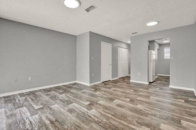 Building Photo - *****SPACIOUS 2 BEDROOM 1.5 Bath IN ORANGE CITY