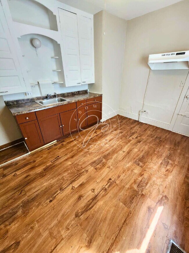 Building Photo - Spacious 3-Bedroom Home with Bonus Room and 1.5 Baths