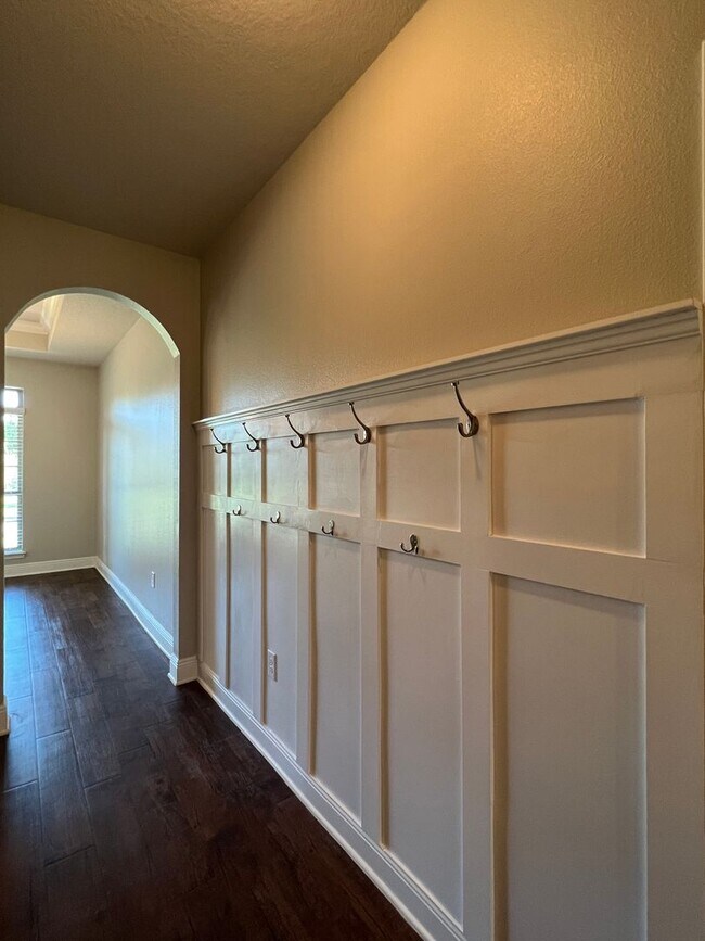 Building Photo - Gorgeous 5 Bedrooms