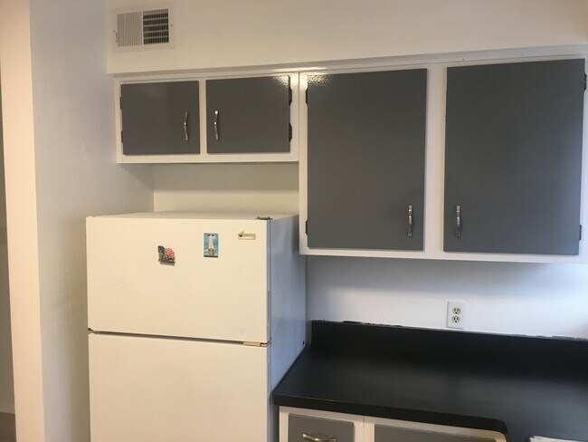 Building Photo - Willow Tree Apartments