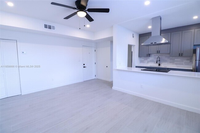 Building Photo - 221 SW 11th Ave