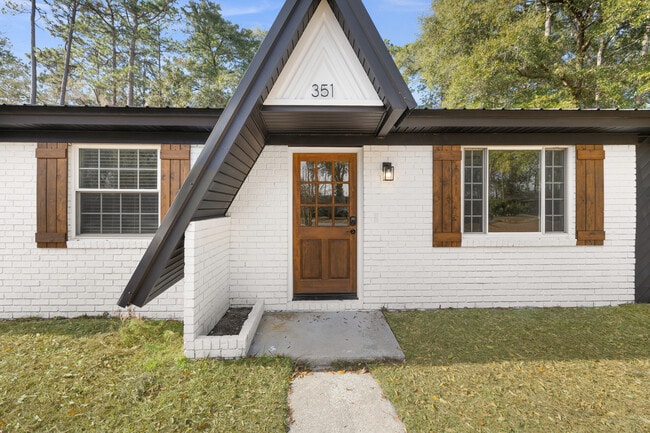 Building Photo - 351 Queens Way