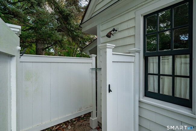 Building Photo - 198 Hemlock Hill Rd