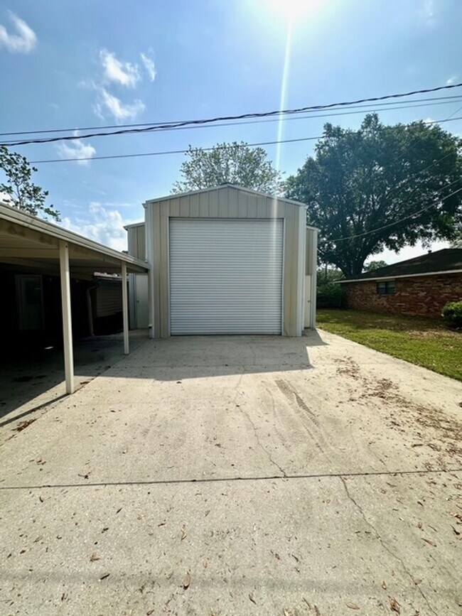 Building Photo - 1005 E Grace St