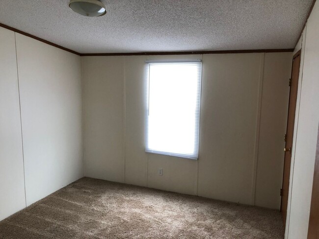 Building Photo - Large 16x80 Singlewide Mobile Home in Pine...