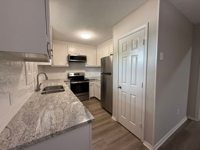 Building Photo - Available NOW ***1/2 off the first months ...