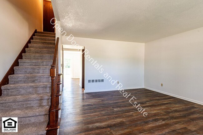 Building Photo - 5212/5214 Vermont Lane