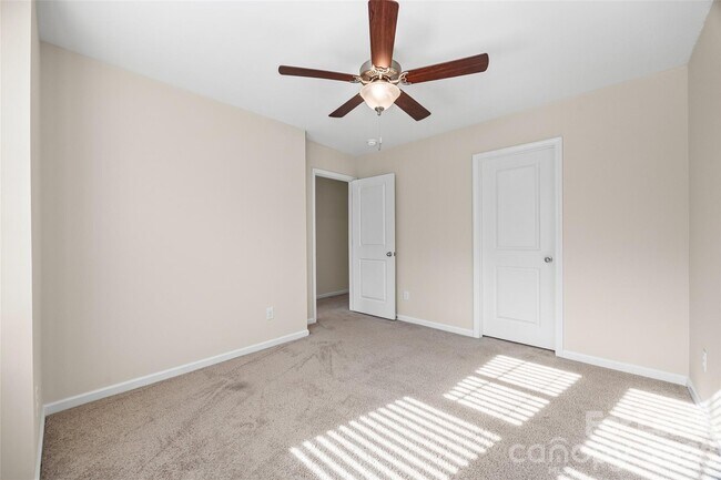 Building Photo - 1018 Chicory Trce