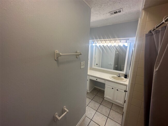 Building Photo - 13258 Bluff View Dr