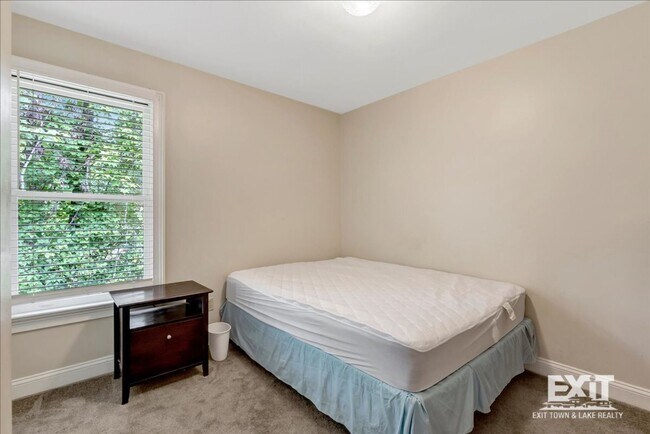 Building Photo - 3 Bedroom/1.5 Bath Duplex Convenient to To...