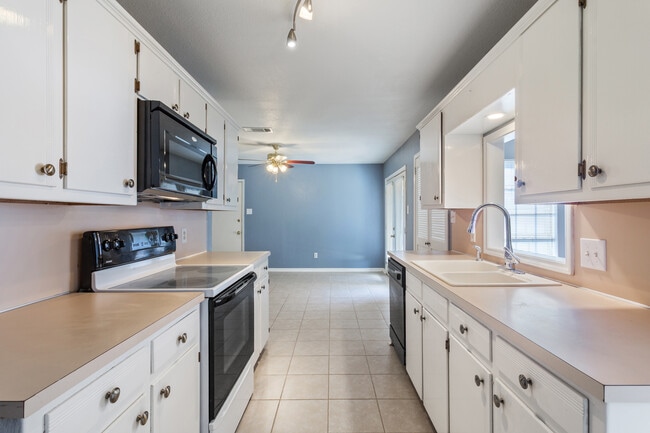 Building Photo - 3343 Chimney Pl Dr