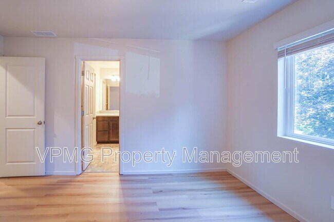 Building Photo - 2105 NE 118th Pl