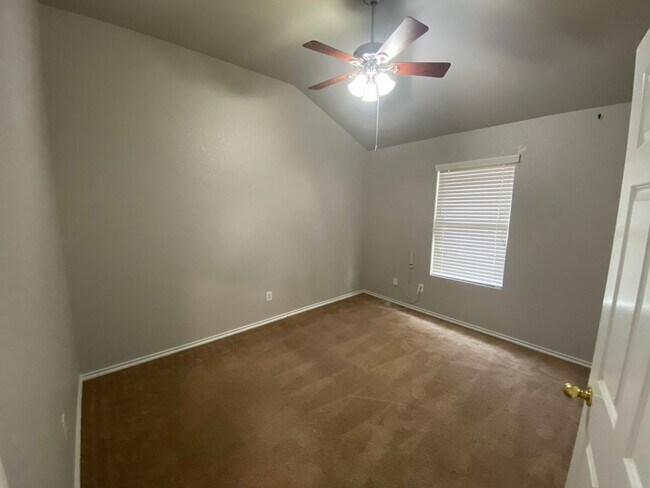 Building Photo - 3/2 Single Story ~ Conveniently located to...