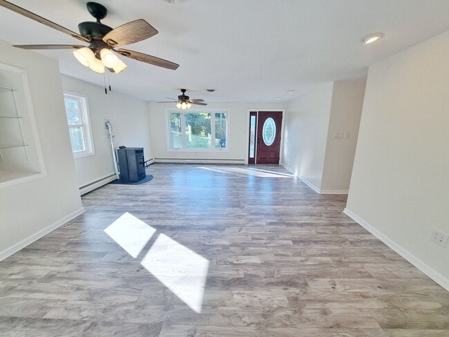 Building Photo - 3 Bed / 1-1/2 Bath Single Family Home