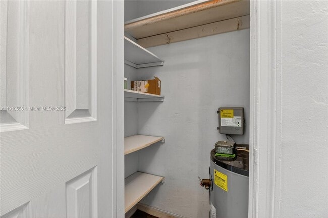 Building Photo - 2744 SW 23rd Terrace