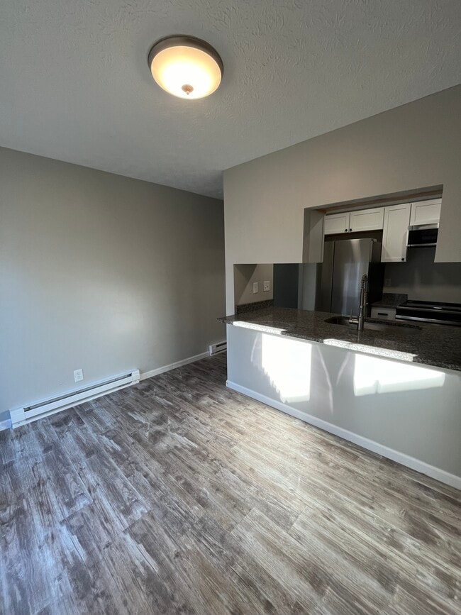 Building Photo - 200 Forest Ln