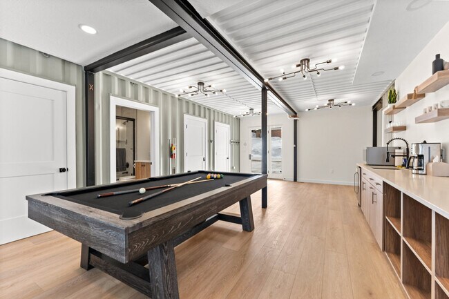 Building Photo - 220 Circle Dr