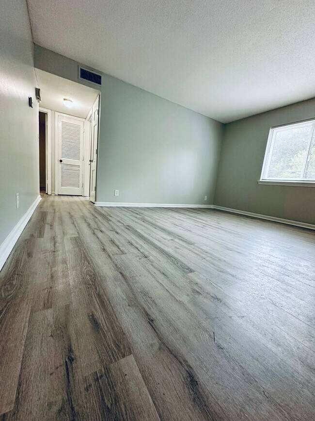 Building Photo - 3340 Pinewood Ave