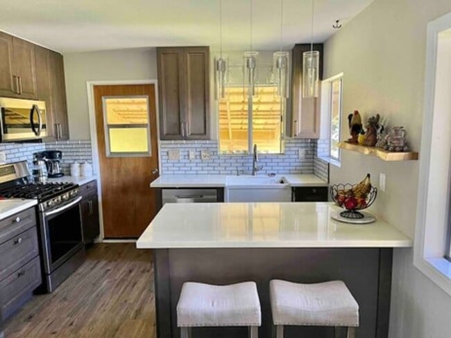 Building Photo - Available Now | Furnished 2BD/1BA Home in Hawaiian Paradise Park