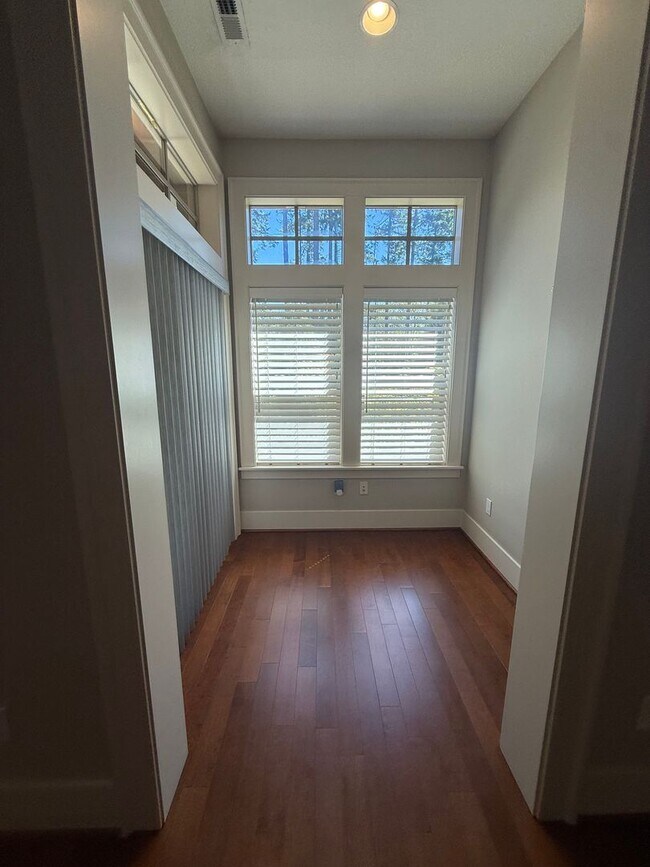 Building Photo - Stunning Contemporary townhome in Coveted Peterkort Woods, near St. Vincent's in Cedar Mill