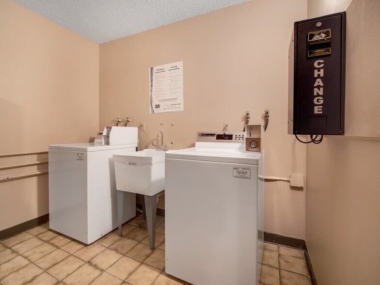 Building Photo - 455 Village Rd