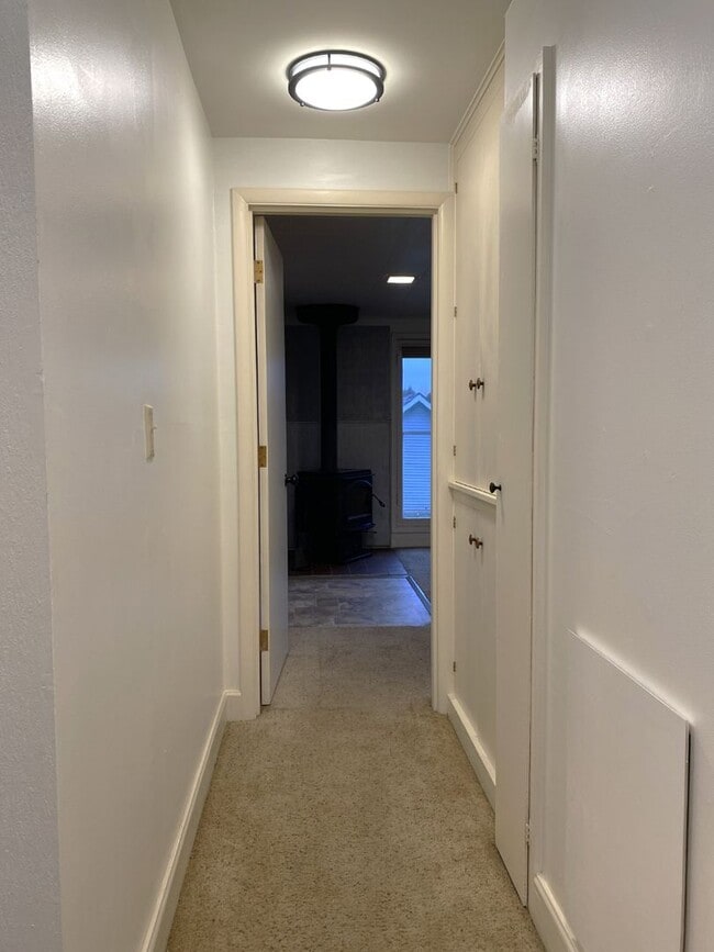 Building Photo - Quaint Hood River Cottage