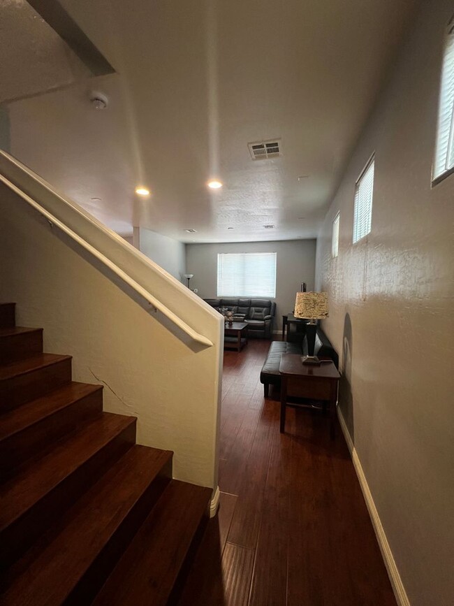 Building Photo - Furnished & Flexible 3 Bed, 2.5 Bath home ...