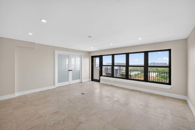 Building Photo - 3200 Port Royale Dr N