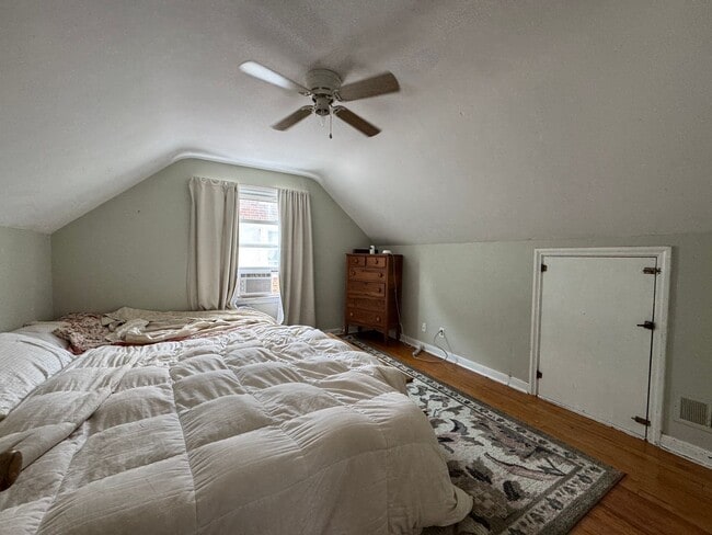 Building Photo - Adorable 3 Bedroom Home Near Lincoln Park!