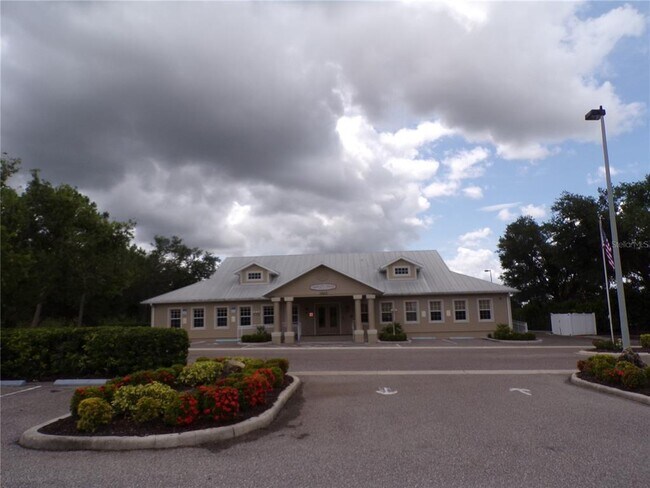 Building Photo - 2732 Royal Palm Dr