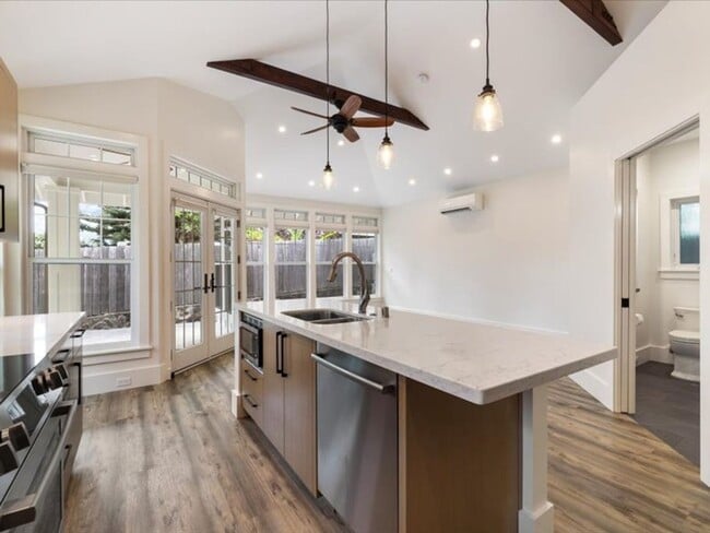Building Photo - W/D, AC, Modern Design, Recently Built, Si...