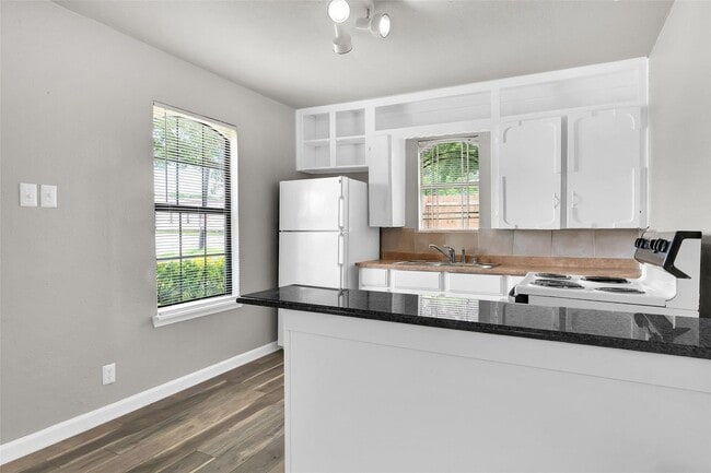 Building Photo - Cute 2 Bedroom!
