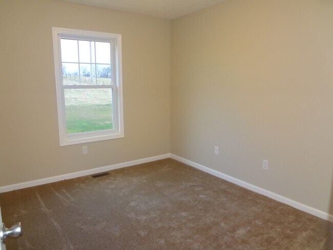 Building Photo - Excellent Townhouse in Ideal Location