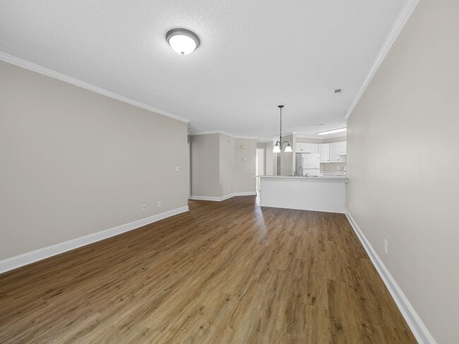 Building Photo - Freshly Renovated 2 BR, 2 BA Townhome, Loc...