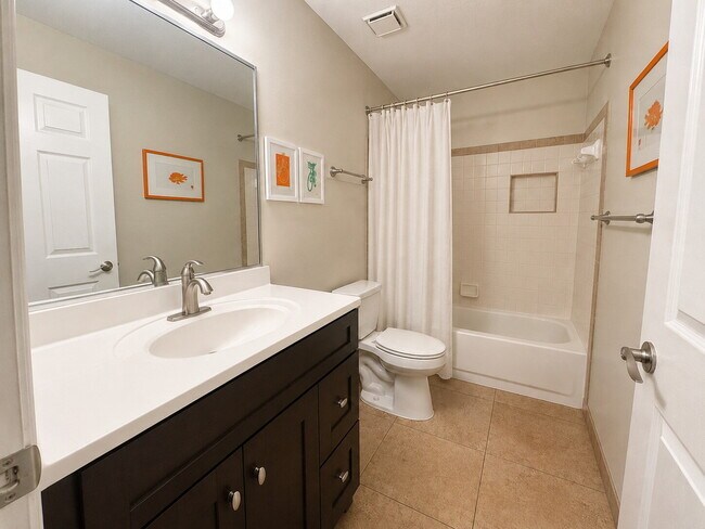 Building Photo - Furnished Condo! Gorgeous! Near beaches and shopping!