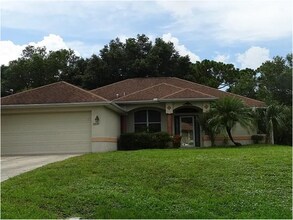Building Photo - $1,795 ** 3 Bed / 2 Bath * Single Family Home