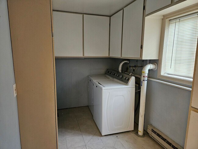 Building Photo - Updated Fort Collins Townhouse with Garage, Private Balcony & Central Location!