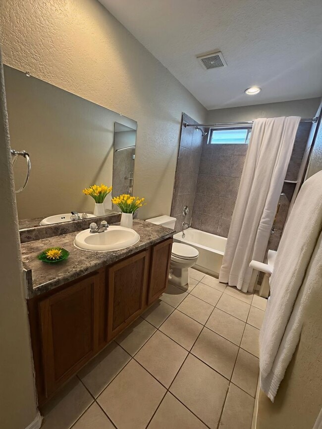 Building Photo - COMFORTABLE HOME | SINGLE STORY  |  CLOSE TO HWY 151 & 410 | SHOPPING & RESTAURANTS