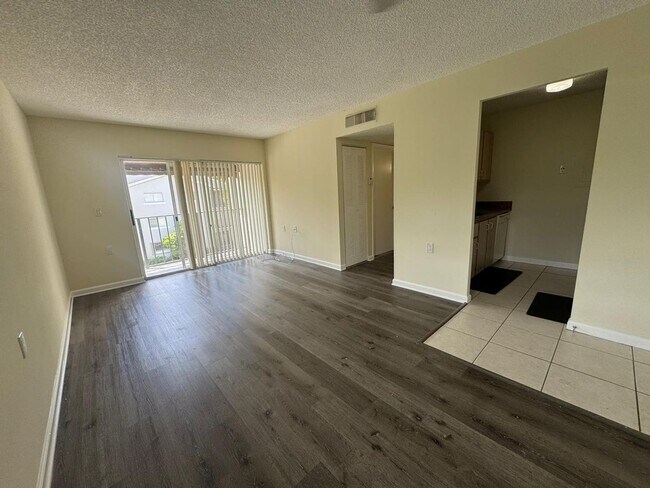 Building Photo - Spacious 1/1 Condo – Great Location!