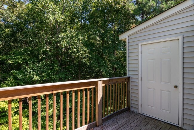 Building Photo - Beautiful 3 bed, 1/5 bath duplex in East R...