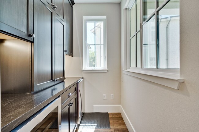 Building Photo - Modern Living in the Heart of Downtown Cam...